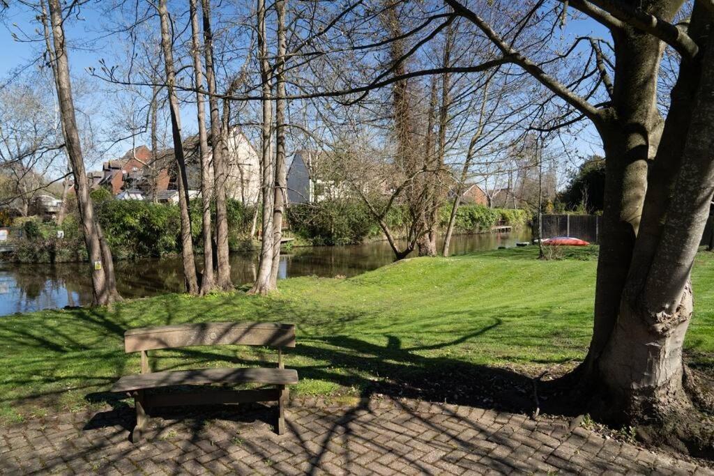 Surrey Hills Escape: Riverside Walks & Quick Links Godalming Exterior foto